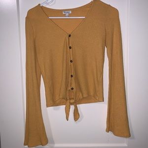 Bell-sleeve long sleeve t-shirt